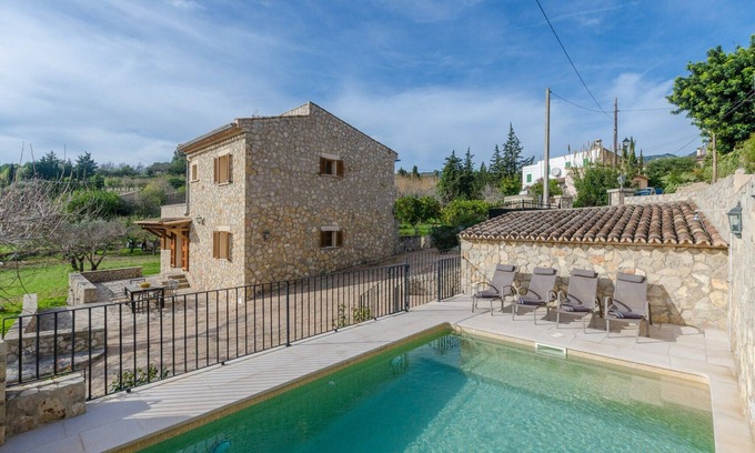 Alaro Cottage | Pretty villa with balcony