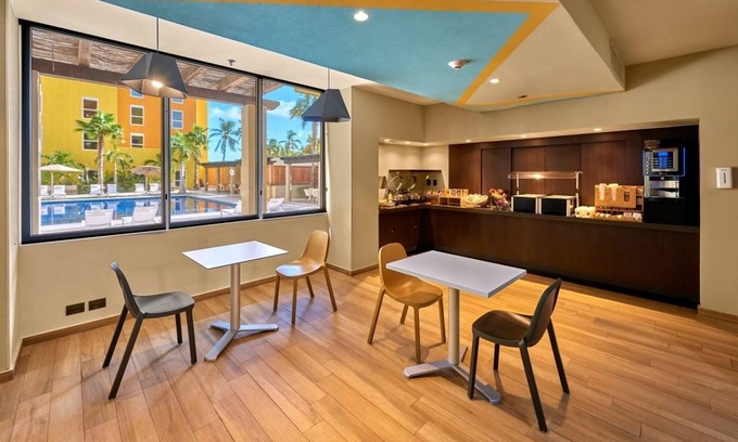 El Tezal Hotel | Prime Cabo Location | Steps to Beach, Bars, Marina & Cabo’s Nightlife Scene