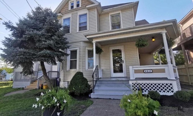 Downtown Niagara Falls House | Prime location! 4 bedroom house located right next to the casino and the falls