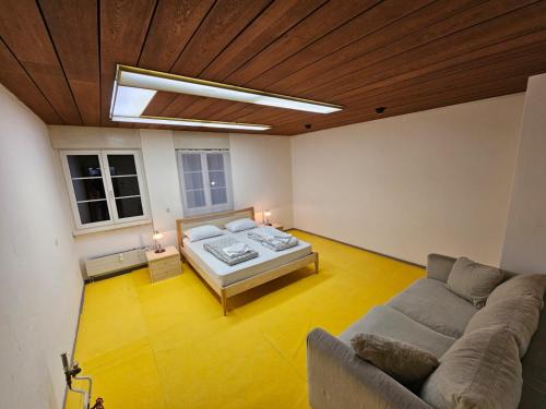 Old Town House | Privat Grosse Zimmer -Mars- mit gemeinsamer Küche und Bad in Altstadt Chur