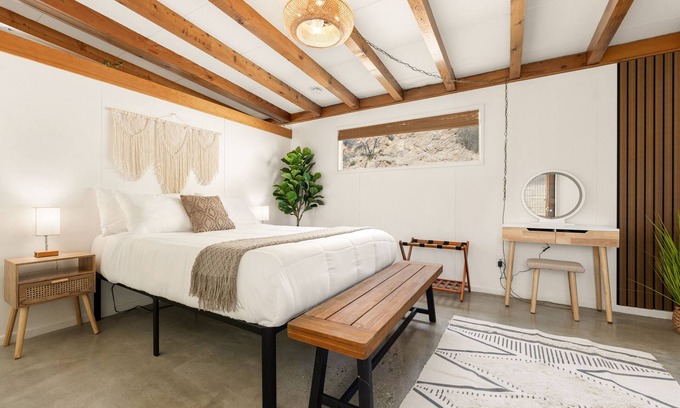 Morongo Valley House | Private and secluded desert cabin with views. Close to JTNP and Pioneertown