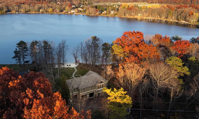 Jim Thorpe House | Private Beach & Dock, Pickleball, Kayaks, Pool table, Firepit, 240V-EV