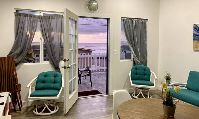 Santa Monica Cottage | Private Beach Entrance- Beach Corner House