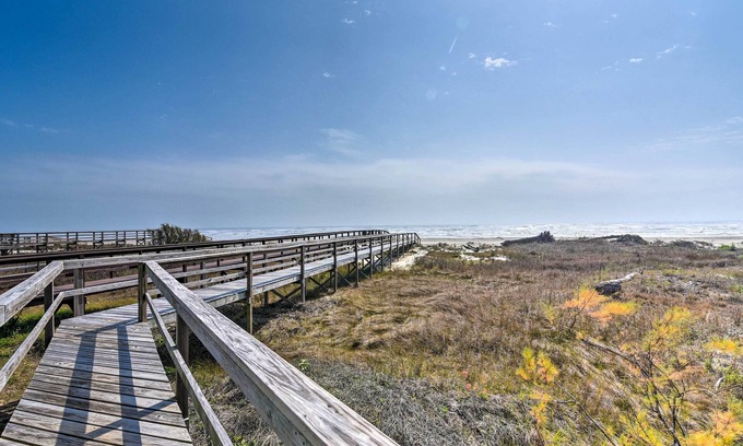 Freeport House | Private Beach + Oceanfront Balcony: Freeport Home