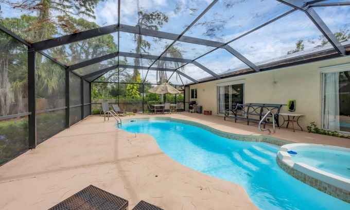 Ridge Wood Heights House | Private Coastal Retreat/Heated Pool Family-Friendly 7 min to Siesta Key Beach