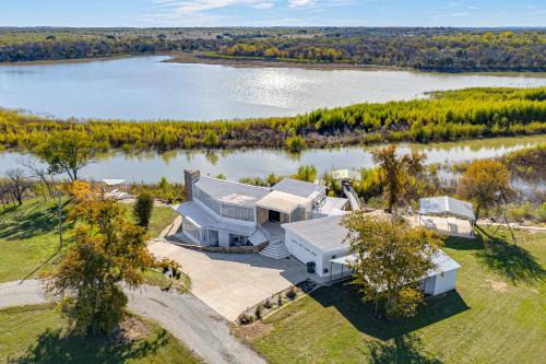 Runaway Bay House | Private Dock and Grill Riverfront Runaway Bay Gem
