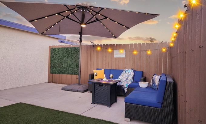 Page House | Private Guesthouse/King bed/2 TVs/Private backyard with fire table/Dogs welcome