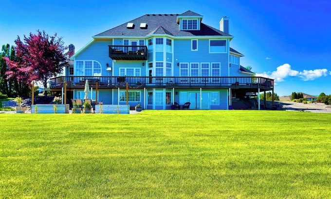 Tri-Cities House | Private Hilltop Luxury Estate with Breathtaking Views!