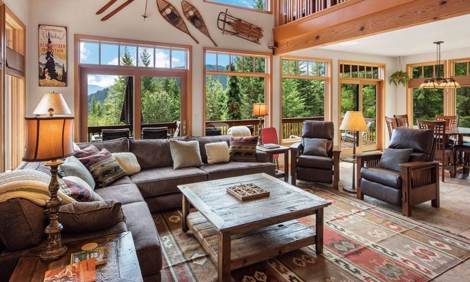 Sagle House | Private Home on 20 acres | Lake Views | 5 mins to Garfield Bay