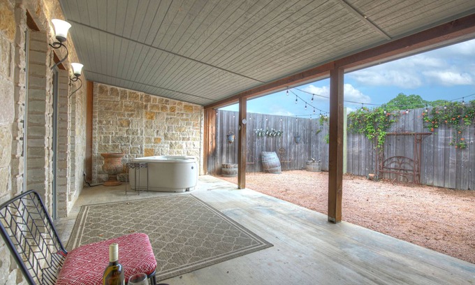 Fredericksburg Cottage | Private Luxury Retreat With Hot Tub 10mins To Fred!