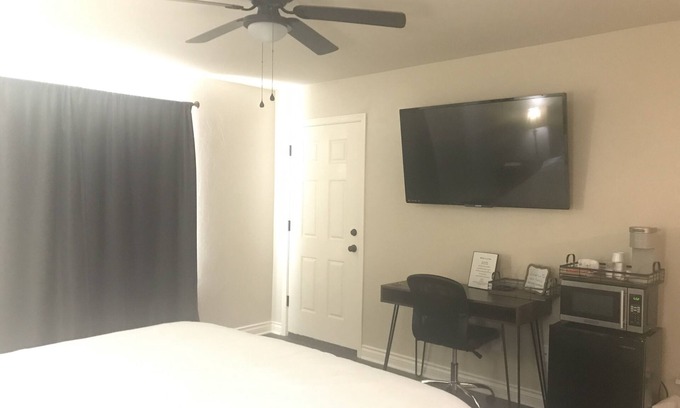 Wheatland House | Private Master Suite/Private Entrance