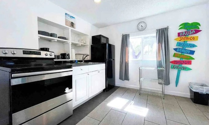 Royal Poinciana Apartment | Private Parking + Own Pation+ FREE Bikes 1b/1b Apt