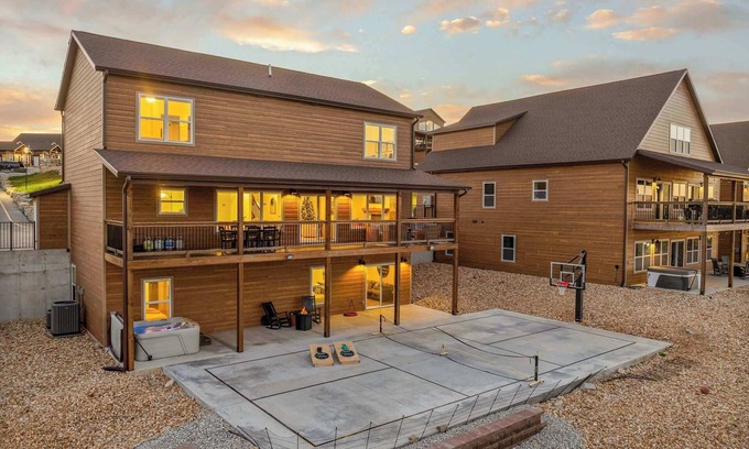 Kimberling City House | Private PICKLEBALL Court! Hot Tub! Lake View!