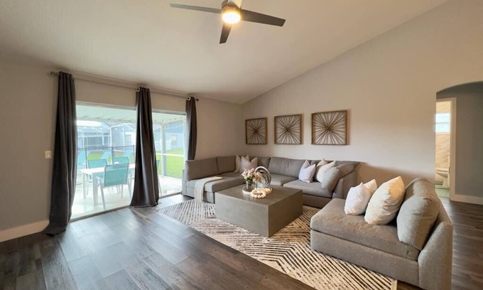 Indian Ridge House | Private Pool w/spacious living/kitchen remodeled home 5 min to shop/Eating & Fun