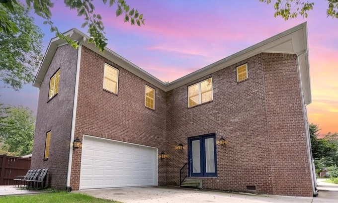 Green Hills House | Private Room in Luxe Green Hills Home – Prime 12 South Location