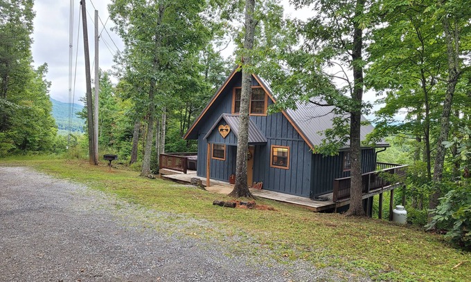 Gatlinburg - Pigeon Forge Ski Chalet | Private & Secluded w/Beautiful Views Sunsets ~Hot Tub