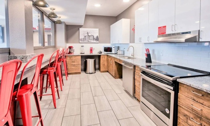 University District Apartment | ⭐Private Studio Apartment ✔️Parking ✔️WiFi ✔️Hot Tub ✔️Kitchens ✔️Fitness Center