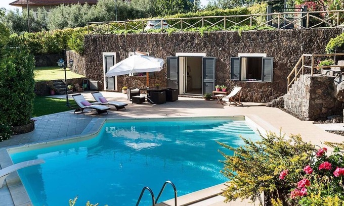 Ragalna Villa | Private villa with heated pool near Mount Etna