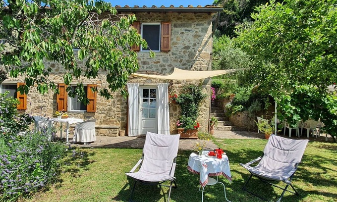 Petrognano Villa | Private Villa with A/C, internet, hot tub, TV, pets allowed, panoramic view, close to Lucca