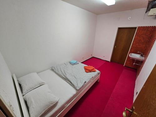 Old Town House | Privatzimmer -Neptun- mit gemeinsamer Küche und Bad in der Altstadt Chur
