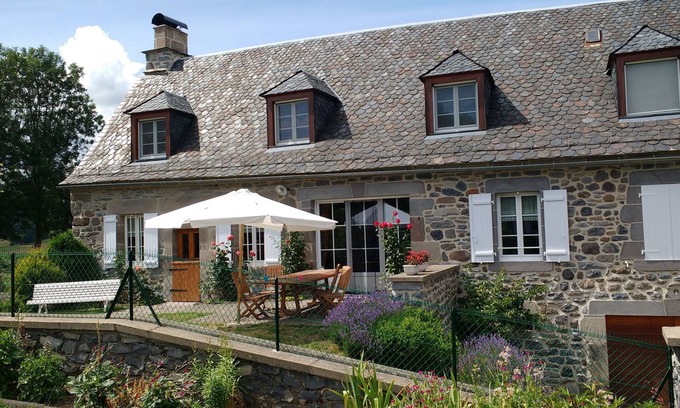Dienne House | PROMO GITE FISHING, RANDO, Detailing at the foot of Puy Mary in Cantal