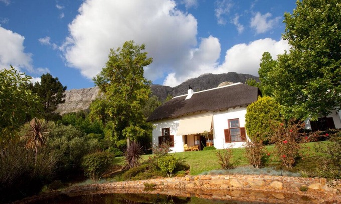 Stellenbosch Cottage | Pure indulgence on an olive farm surrounded by fynbos nature and vineyards