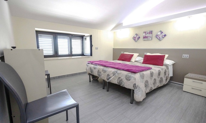 Campolattaro Hotel | Purple Room - Bedroom with lake view