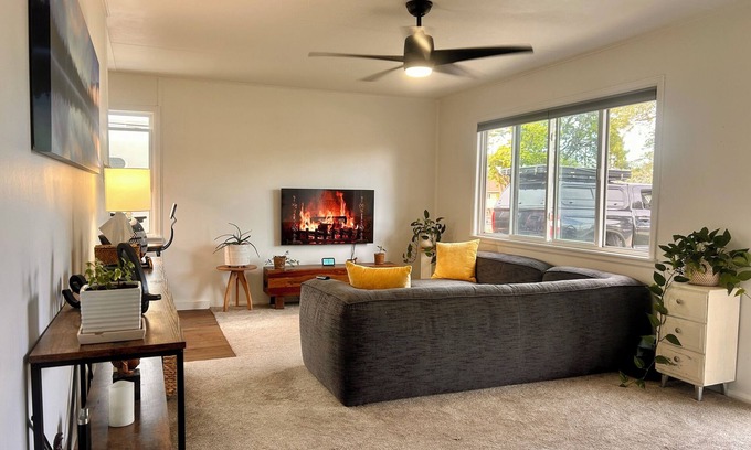 Central Colorado Springs House | Quaint and Cozy Adventure Bungalow Retreat in Colorado Springs