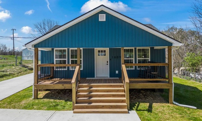 Knoxville House | Quaint & Charming Knoxville Cottage