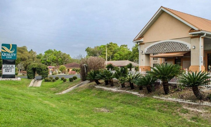 Chiefland Hotel | Quality Inn near Manatee Springs State Park