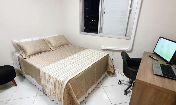 Centro House | QUARTO TOP no CENTR0 com Cama Box de casal - acomoda até 2 pessoas - Home Office - WIFI - Smart TV com Apps Youtube - Cozinha - banheiro - Sala de Estar - Apto compartilhado com Anfitriões experientes em hospedar - Superhost no BnB 5 estrelas