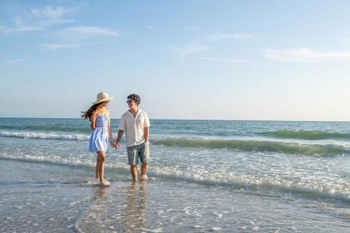 Madeira Beach Hotel | Queen Bed-Step to Madeira Beach-Heated Pool-Private