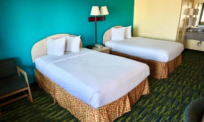 Andrews Hotel | Queen Room Comfort – Affordable Stay with Parking Provided