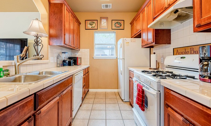 Central East Austin House | Quiet 2 Story Walkable to East Side Eateries