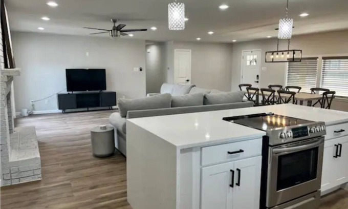 Buckner Terrace - Everglade Park House | Quiet & Comfy Minutes from White Rock Lake