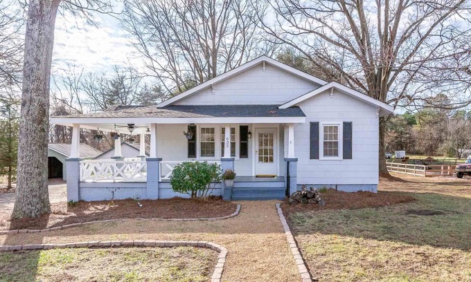 Kernersville Cottage | Quiet Cottage - King Bed - Near wedding venue & Restaurants - Long Term Allowed