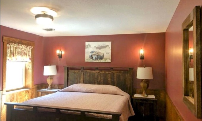 Dundee House | Quiet, country home with luxury amenities.