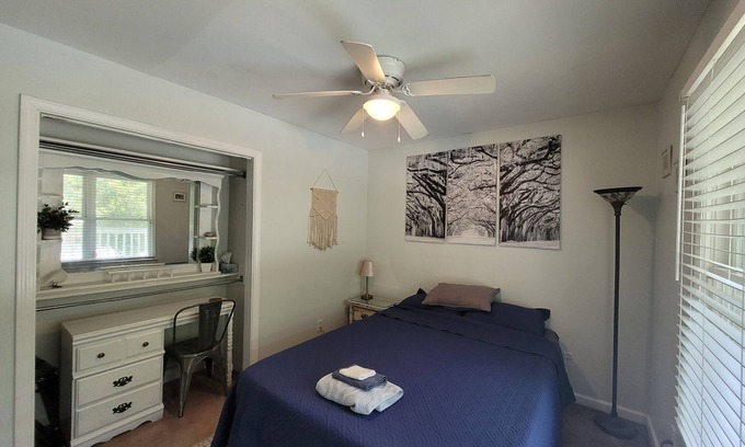 Cuyler - Brownsville House | Quiet & Cozy Room with Private Bath