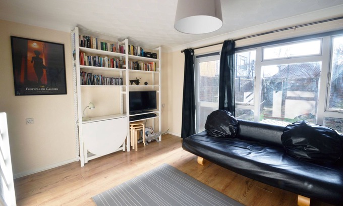 St. Dunstan's House | Quiet, family-friendly 1br House, parking available - East London