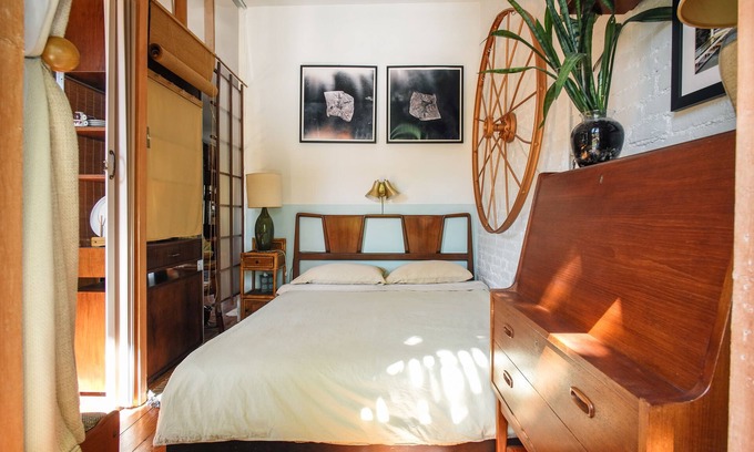 Williamsburg Apartment | Quiet Loft ~ Bedroom ~ 6 Windows ~ Home Theater ~ Williamsburg ~ Near Waterfront