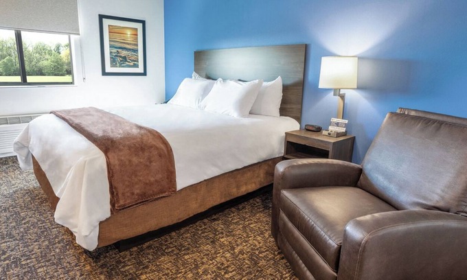 Midland Hotel | Quiet Room w/Full Kitchen – Explore Midland Easily!