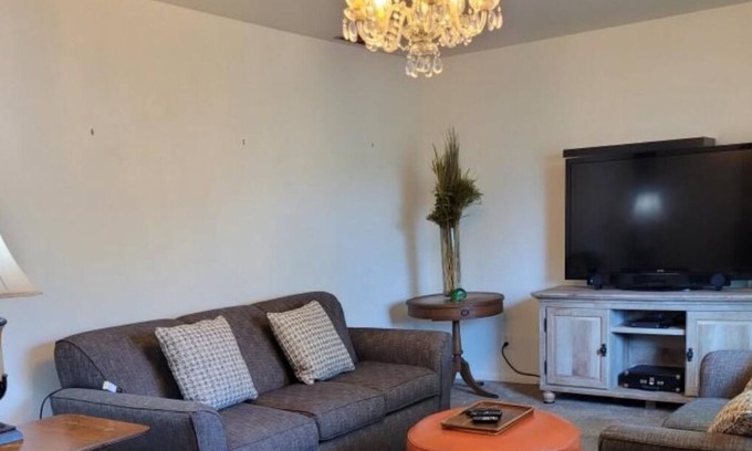 North Platte House | Quiet Simple Ranch Style with Outdoor dining/Grilling Retreat