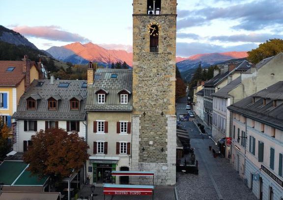 Barcelonnette Apartment | Réveil sur la tour
