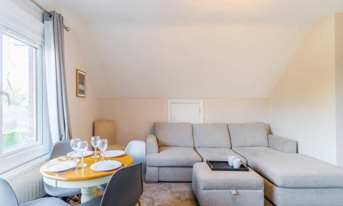 Ascot Condo | Racing & Royalty: 2-Bed, Ascot & Windsor, Parking