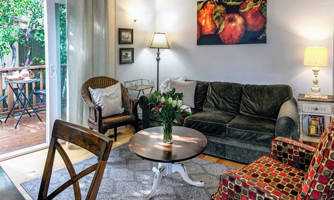 Siskiyou-Hargadine Historic District Cottage | Railroad District, steps to downtown, everything you need to enjoy Ashland!