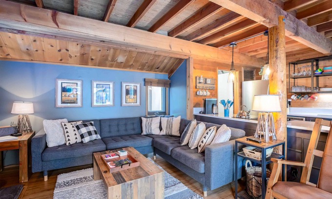Sunriver Cabin | Ranc27 - Charming Cabin, Bikes, Community Pool