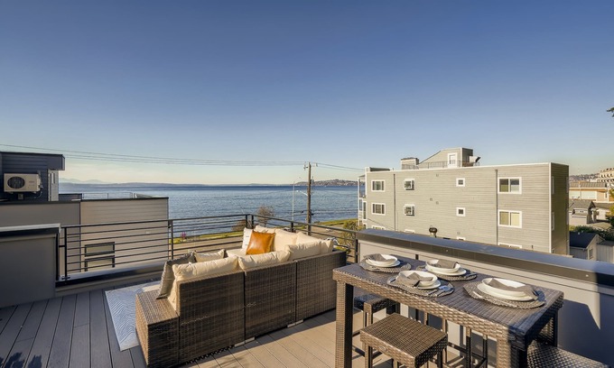 North Admiral House | 💎 Rare Find 💎 Across Alki Beach✨Rooftop Views