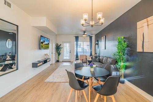 North Scottsdale Apartment | Rare King Bed Hot Tub Pool Golf Pickleball Parking