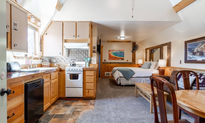 West Yellowstone House | Ravens Heart Cabin