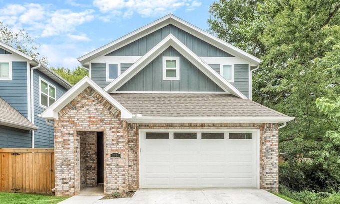 Fayetteville House | Razorback Getaway ~ Spacious Retreat Near Campus